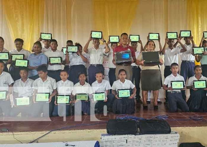 1 Escuela Normal Pedro Arauz Palacios en Bilwi recibe un aula Digital Móvil
