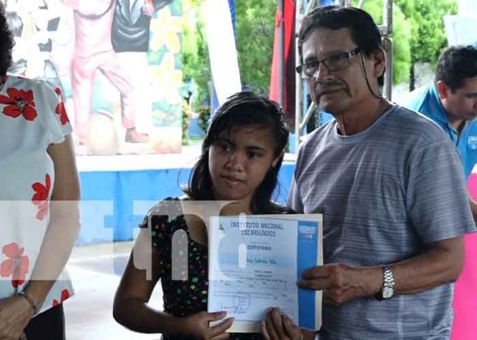 Entregan certificados a artesanos y emprendedores de Monimbó