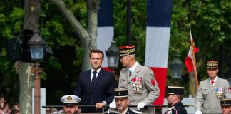 Macron fue recibido con una ola de abucheos en el desfile de la Fiesta Nacional