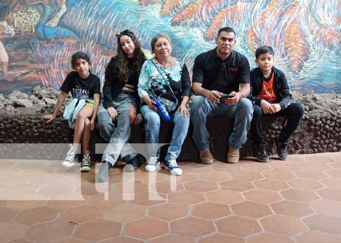 Foto:Familias disfrutan de la impresionante belleza natural del Volcán Masaya/ TN8
