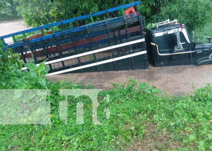 Camión fue arrastrado por corriente del Río Blanco