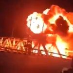 Gran explosión al colisionar un tren y un camión en Indonesia