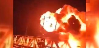 Gran explosión al colisionar un tren y un camión en Indonesia