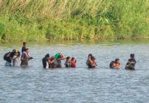 Inhumano Gobernador de Texas ordena lanzar a niños migrantes al río Bravo Inhumano Gobernador de Texas ordena lanzar a niños migrantes al río Bravo