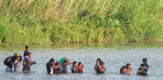 Inhumano Gobernador de Texas ordena lanzar a niños migrantes al río Bravo