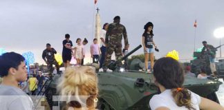 Familias visitan Plaza La Fe para conocer sobre los medios y armas que exhibe el Ejército de Nicaragua