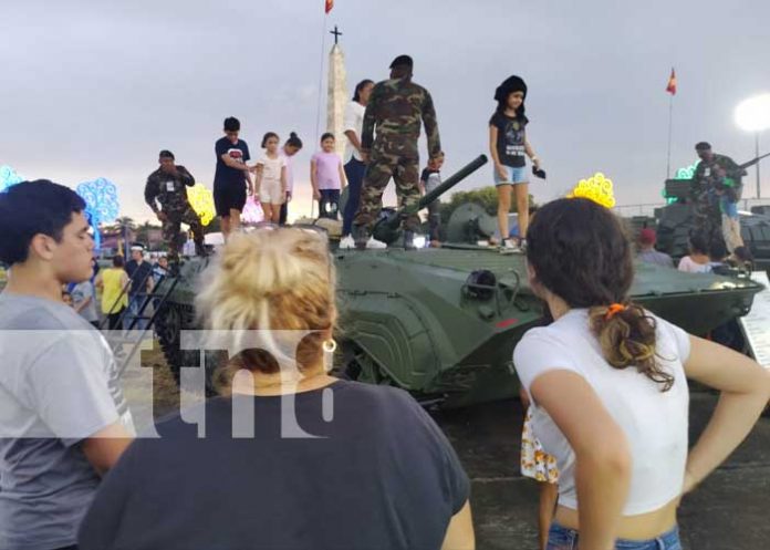 1 Familias visitan Plaza La Fe para conocer sobre los medios y armas que exhibe el Ejército de Nicaragua