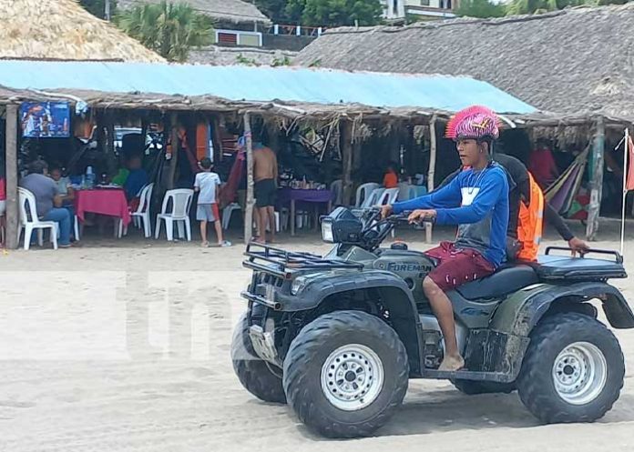 Nicaragüenses se refrescan con las cálidas aguas de Pochomil y Masachapa