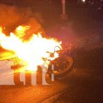 ¡Ardió la Moto! Choque e incendio deja a una persona lesionada en Juigalpa Foto: ¡Ardió la Moto! Choque e incendio de motocicleta deja a una persona lesionada en Juigalpa / TN8