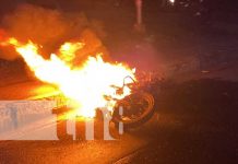 Foto: ¡Ardió la Moto! Choque e incendio de motocicleta deja a una persona lesionada en Juigalpa / TN8