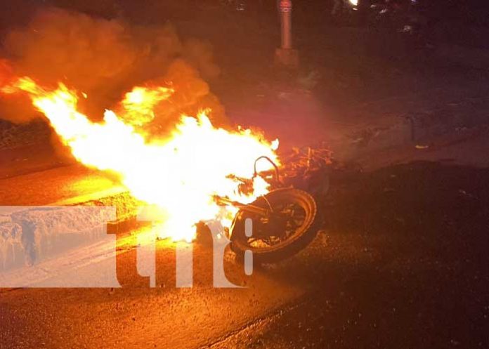 1 Foto: ¡Ardió la Moto! Choque e incendio de motocicleta deja a una persona lesionada en Juigalpa / TN8