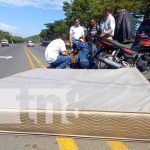 Foto: Cae pesado colchón de camioneta y deja fracturada a acompañante de moto en las cercanías a la Cuesta El Plomo/Tn8