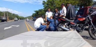 Foto: Cae pesado colchón de camioneta y deja fracturada a acompañante de moto en las cercanías a la Cuesta El Plomo/Tn8