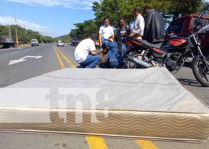 1 Foto: Cae pesado colchón de camioneta y deja fracturada a acompañante de moto en las cercanías a la Cuesta El Plomo/Tn8