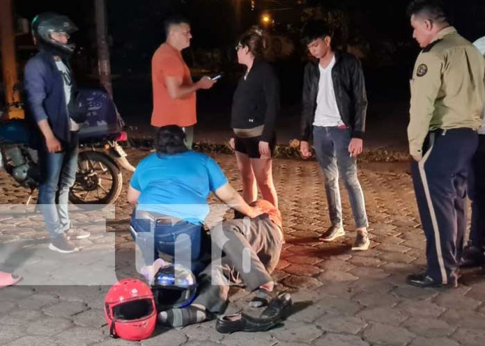 Accidente nocturno deja a un motociclista con graves heridas faciales