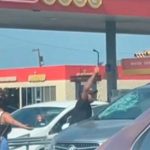 Sacan de un parabrisas a un bebé a punto morir asfixiado en un carro (VIDEO) Sacan de un parabrisas a un bebé a punto morir asfixiado en un carro (VIDEO)