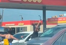 Sacan de un parabrisas a un bebé a punto morir asfixiado en un carro (VIDEO)