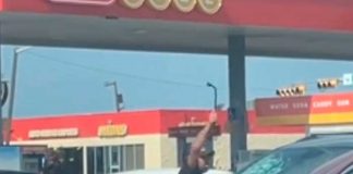 Sacan de un parabrisas a un bebé a punto morir asfixiado en un carro (VIDEO)