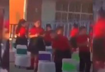 ¡Clase torta! Maestra reproduce audio erótico durante una graduación ¡Clase torta! Maestra reproduce audio erótico durante una graduación