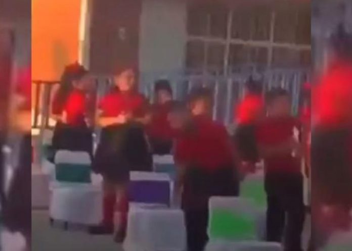 1 ¡Clase torta! Maestra reproduce audio erótico durante una graduación