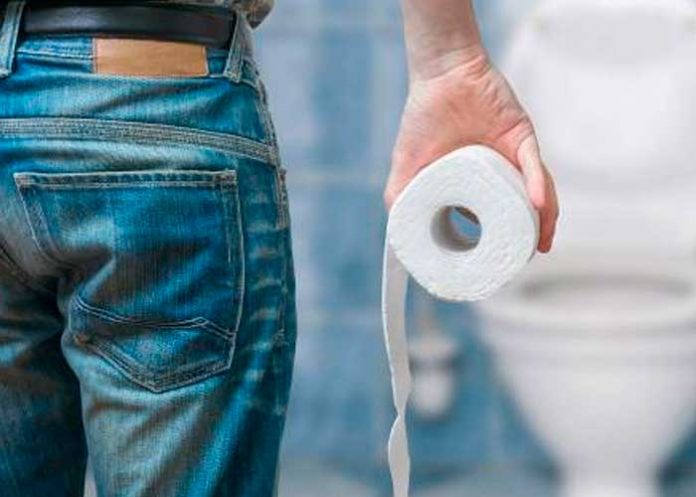 1 Por pasar mucho tiempo en el inodoro con el celular se le sale el intestino