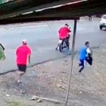 Video: Un niño escapa de un asalto de sujetos en motocicleta Video: Un niño escapa de un asalto de sujetos en motocicleta