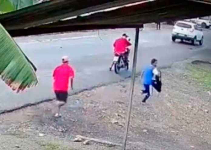 Video: Un niño escapa de un asalto de sujetos en motocicleta