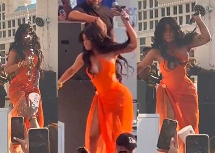 1 Se enfureció Cardi B: En pleno concierto le avienta micrófono a una fan