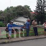 Foto: ¡Vivos de milagro! Bus pierde el control y termina fuera de la carretera en Malacatoya / TN8