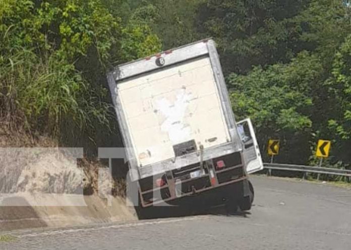 Foto: Camión queda volcado en plena carretera de Quilalí, Nueva Segovia / TN8