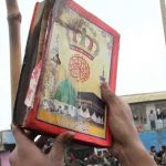 Durante protesta autorizada frente al parlamento sueco dos hombres queman un Corán Durante protesta autorizada frente al parlamento sueco dos hombres queman un Corán