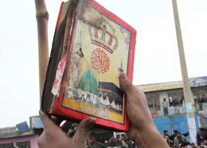 Durante protesta autorizada frente al parlamento sueco dos hombres queman un Corán
