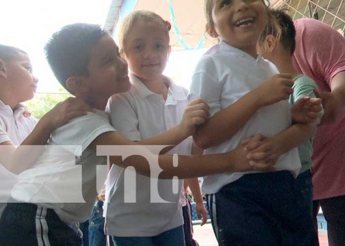 10 Centros educativos de Chinandega participan en desfile de la Alegría