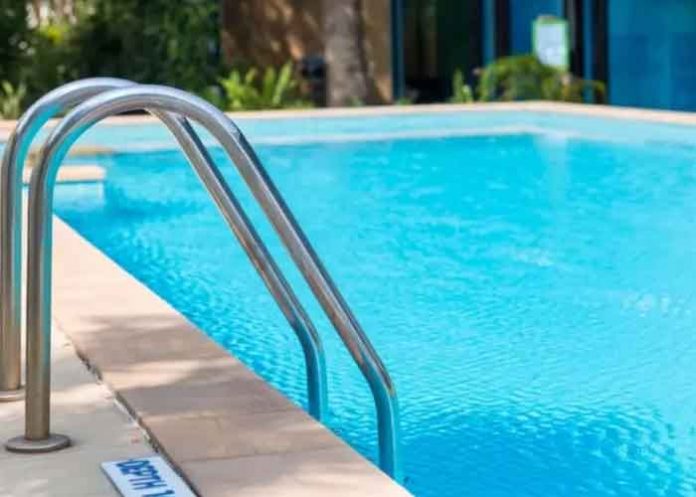 Foto: Bebé lucha por su vida tras caída en piscina mientras jugaba solo / Cortesía