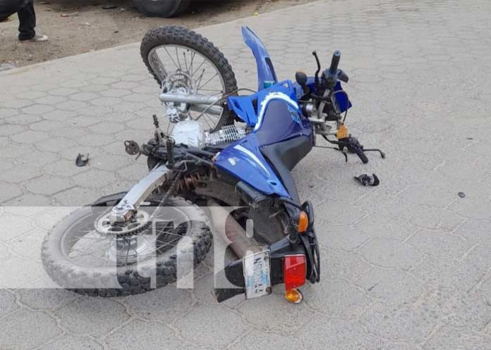 Violento choque de camioneta deja a motociclistas graves en Jalapa