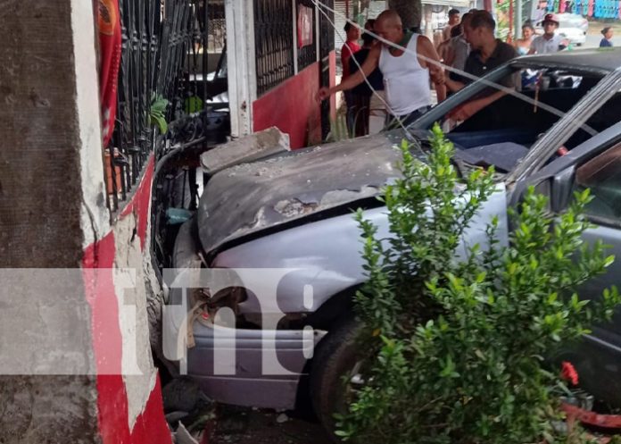 2 Foto: Padre e hija se salvan tras el impacto de un vehículo en León / TN8