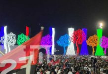 Fuegos artificiales anuncian la llegada del 19 de Julio en la Plaza La Fe, Managua Fuegos artificiales anuncian la llegada del 19 de Julio en la Plaza La Fe, Managua