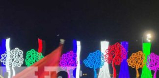 Fuegos artificiales anuncian la llegada del 19 de Julio en la Plaza La Fe, Managua