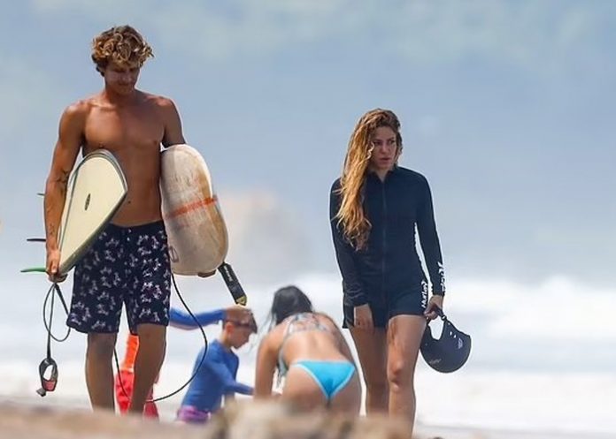 Así fue la caída de Shakira mientras surfeaba en Costa Rica (Video)