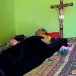 ¡Por quedarse dormido! Familia hace creer a un hombre que está muerto