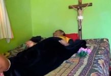 ¡Por quedarse dormido! Familia hace creer a un hombre que está muerto