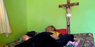 ¡Por quedarse dormido! Familia hace creer a un hombre que está muerto