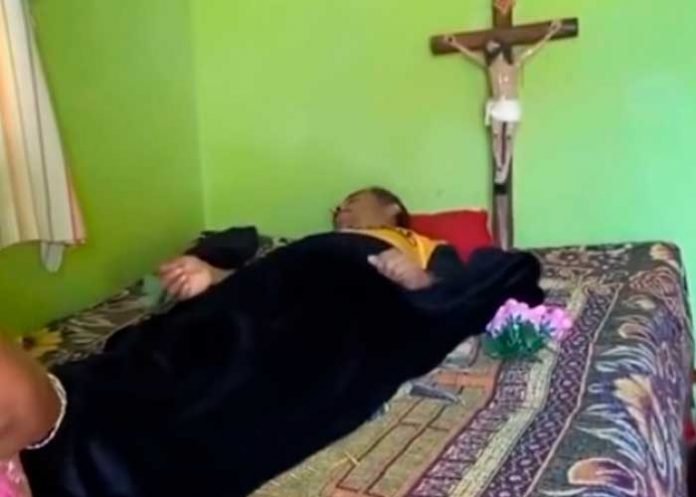 ¡Por quedarse dormido! Familia hace creer a un hombre que está muerto