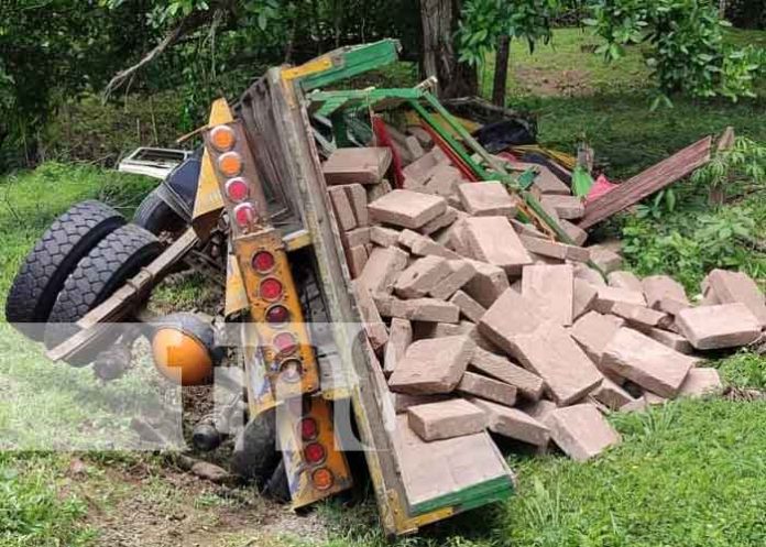 3 Foto: ¡Vivo de milagro! Camión de piedras se da vuelta en carretera Boaco–Muy Muy / TN8