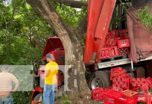 ¡Se salvó! Conductor de rastra de gaseosas pierde el control sobre la vía Juigalpa-Managua Foto: ¡Se salvó! Conductor de rastra de gaseosas pierde el control sobre la vía Juigalpa-Managua / TN8
