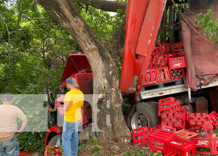 3 Foto: ¡Se salvó! Conductor de rastra de gaseosas pierde el control sobre la vía Juigalpa-Managua / TN8