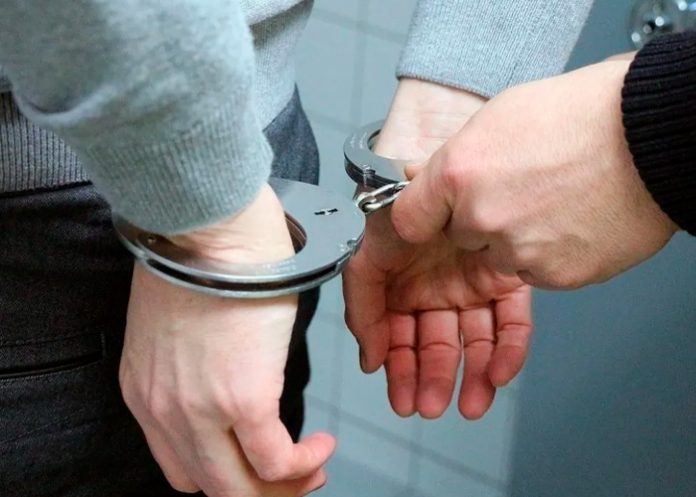 3 Arrestan a entrenador de fútbol tras encontrar videos de niños siendo abusados en EE.UU