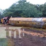 Camión cisterna se da vuelta a un lado de la vía en Crt. El Papayal a Malacatoya (VIDEO) Foto: Camión cisterna se da vuelta a un lado de la vía en Crt. El Papayal a Malacatoya (VIDEO) / TN8