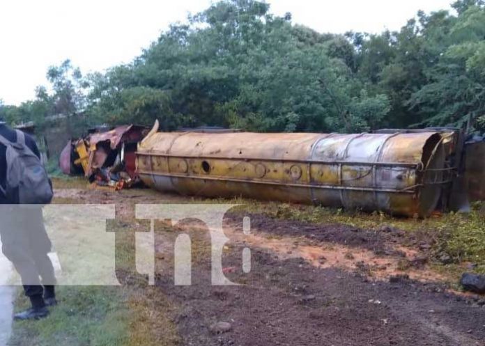 Foto: Camión cisterna se da vuelta a un lado de la vía en Crt. El Papayal a Malacatoya (VIDEO) / TN8