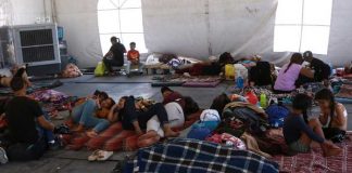 300 migrantes que iban amontonado en dos camiones son rescatados en México